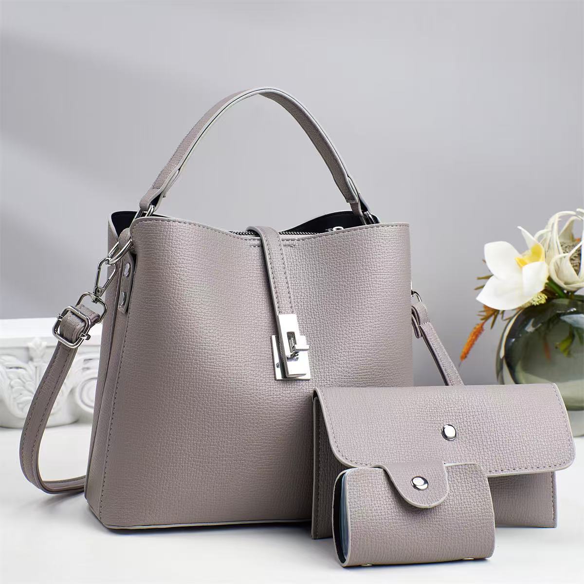 A new style of fashionable hand-held crossbody bag for women's commuting and mom bucket bag from a light luxury brand for foreign trade in 2025 details Picture