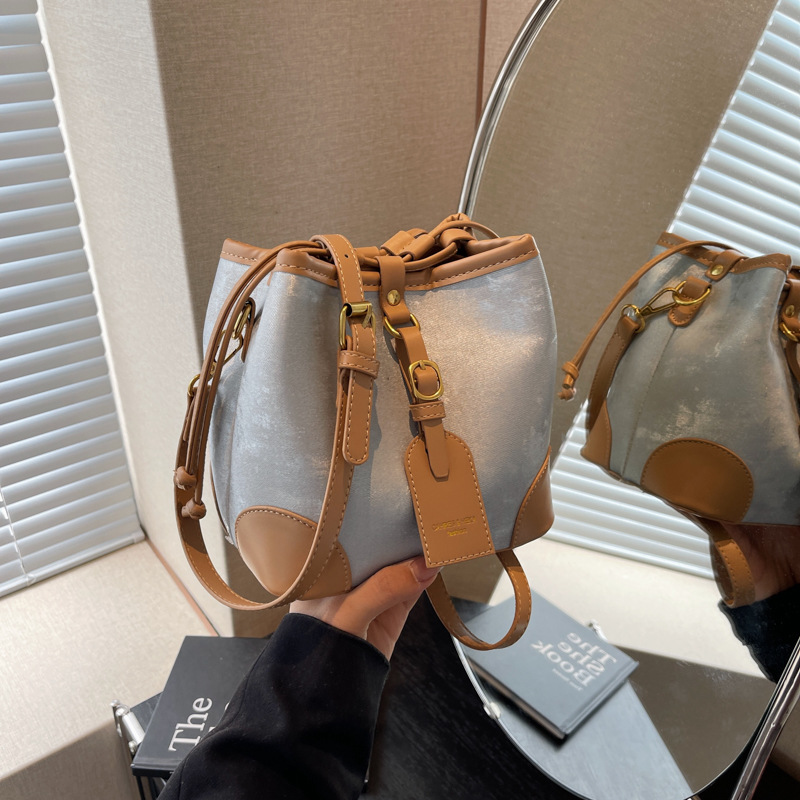 This 2024 new Korean-style high-end versatile bucket bag features a niche design and is casual and fashionable. It's a single-shoulder crossbody bag for women Specification drawing