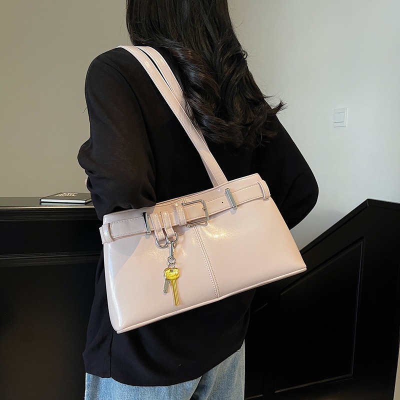 Korean version niche design motorcycle bag, women's soft leather key pendant lock, single-shoulder handbag, trendy and fashionable underarm bag Application Scenario