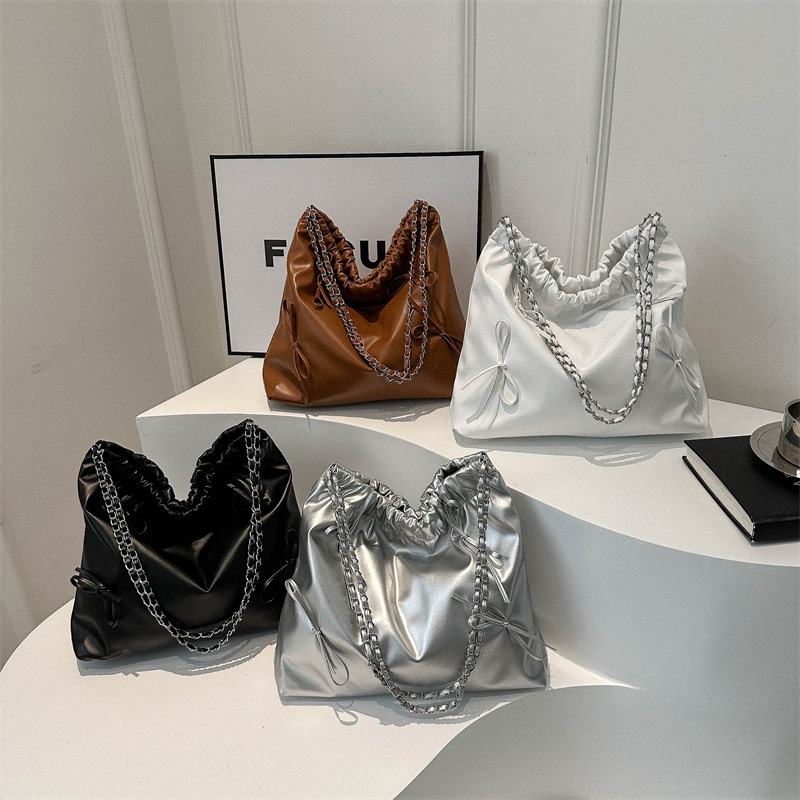 This French niche pleated design handbag is a new spring fashion, versatile, simple and stylish bucket crossbody bag for women Application Scenario