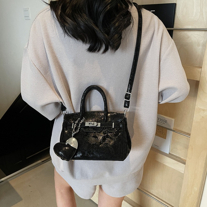 Cross-border Korean version high-end hand-held Kelly bag for women 2025 new trendy and fashionable commuting versatile single-shoulder crossbody bag Application Scenario