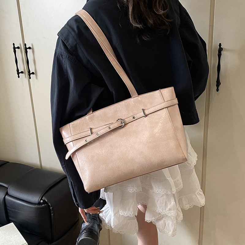 Fashionable commuting bag for women, 2025 New large-capacity single-shoulder bag, high-end quality hand-carry to work, underarm tote bag Application Scenario