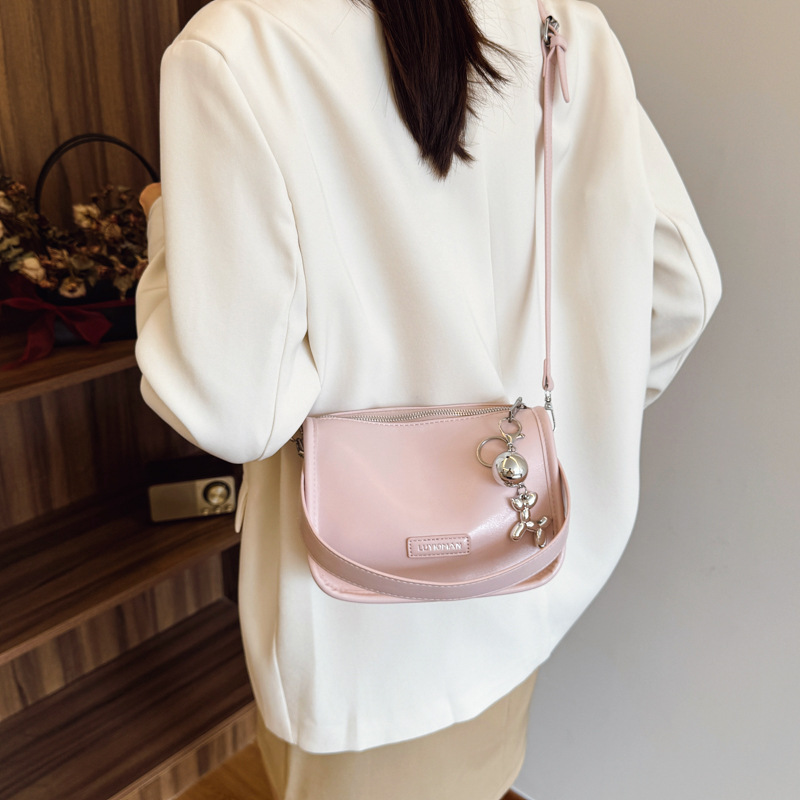 A niche design quality single-shoulder underarm bag, a new 2025 versatile crossbody small bag, a fashionable chain hand-held small square bag Specification drawing