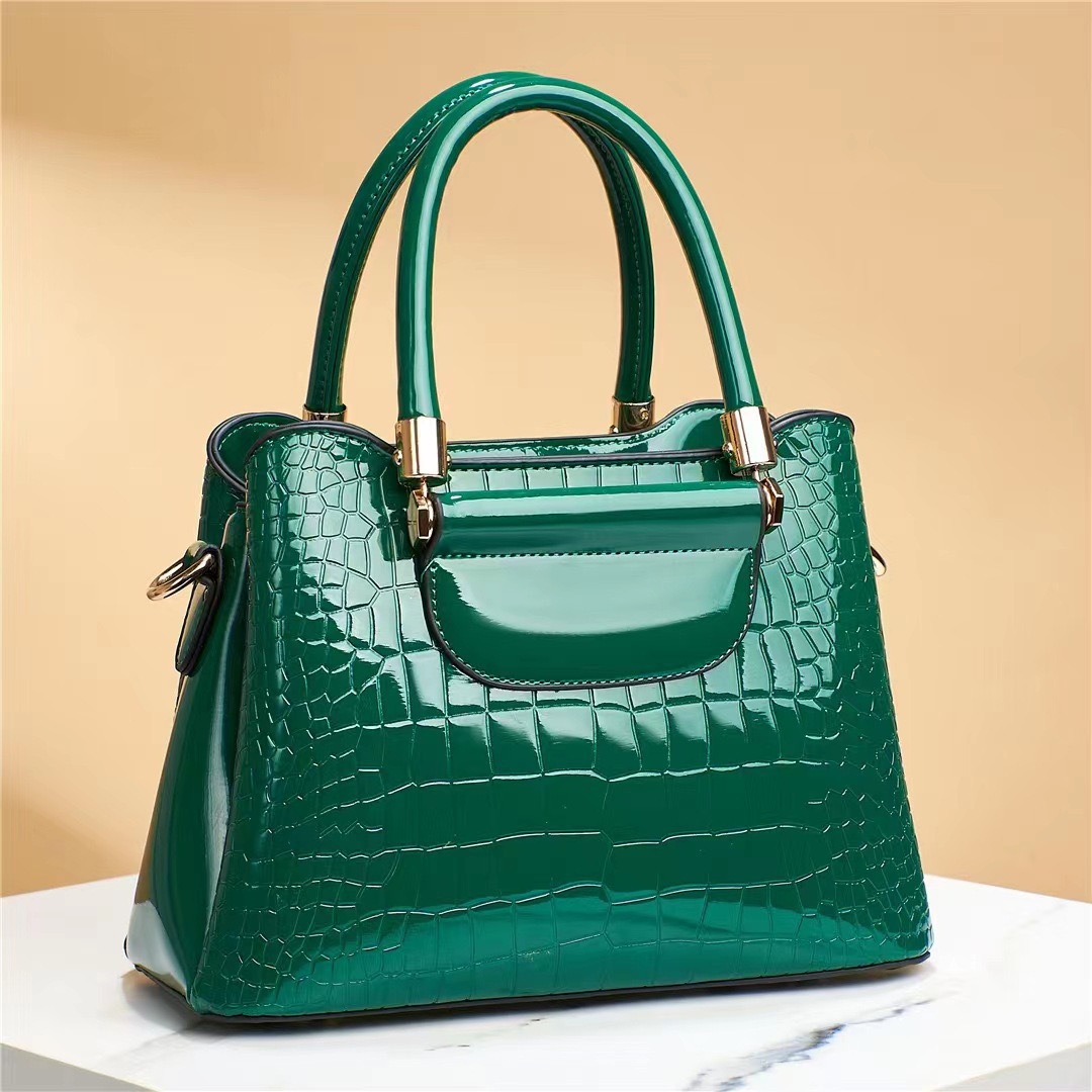 This is a new women's bag with a checkered pattern, shiny leather design, large capacity, simple and elegant texture, and a single shoulder for cross-border use Application Scenario