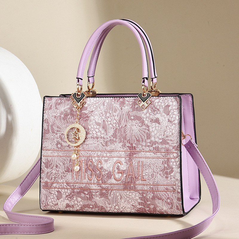 This foreign trade Chinese-style embroidered crossbody bag is versatile and has a large capacity. It is a grand and fashionable women's bag and a high-end single-shoulder bag for middle-aged women details Picture
