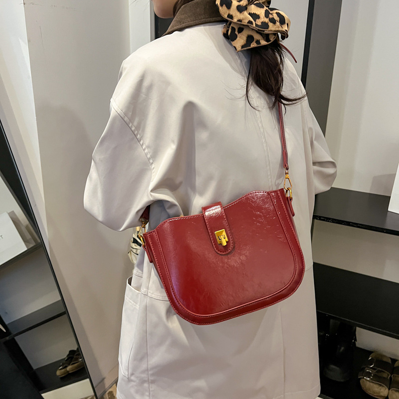 High-end, fashionable, versatile, simple and retro bucket bag for women, 2024 new model of Maillard casual small square bag Application Scenario