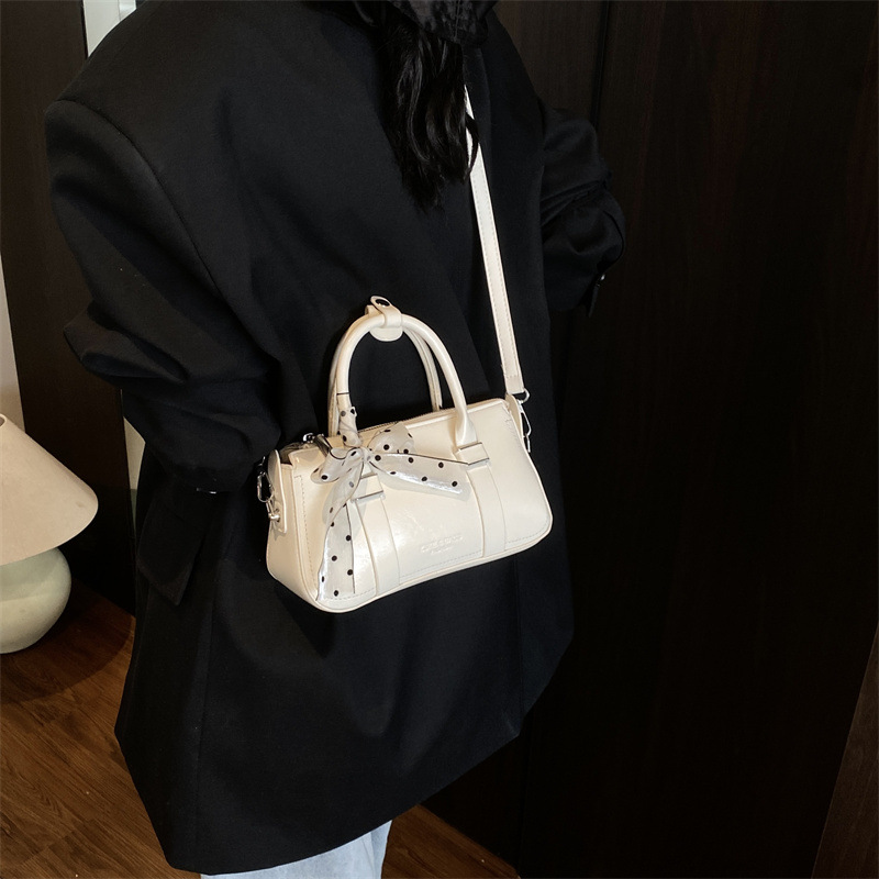 The 2025 new super popular hand-held small square bag for women, a retro casual commuting single-shoulder bag in solid color, simple and versatile crossbody bag Application Scenario