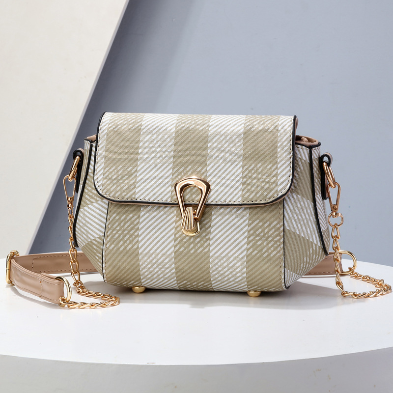 One-piece consignment 2023 new women's bag, single-shoulder crossbody bag, color-matched chain small square bag, trendy and fashionable for women details Picture