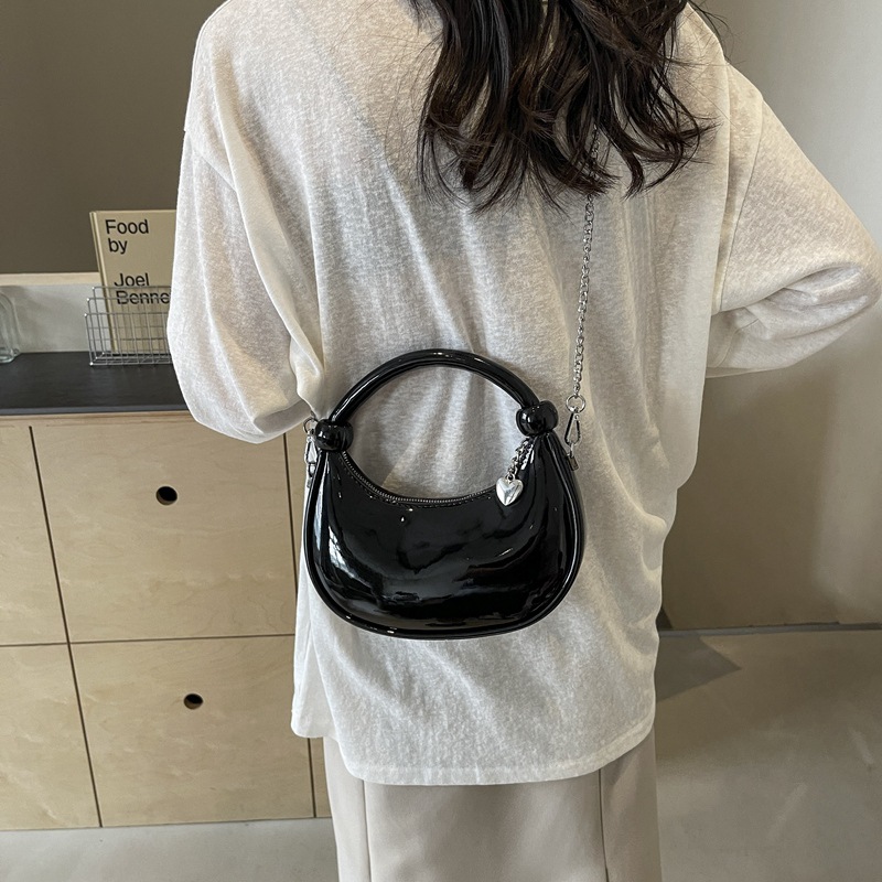 Carrying fashionable and trendy dumplings for women, 2025 new style simple, casual and versatile single-shoulder bag, niche design crossbody bag details Picture