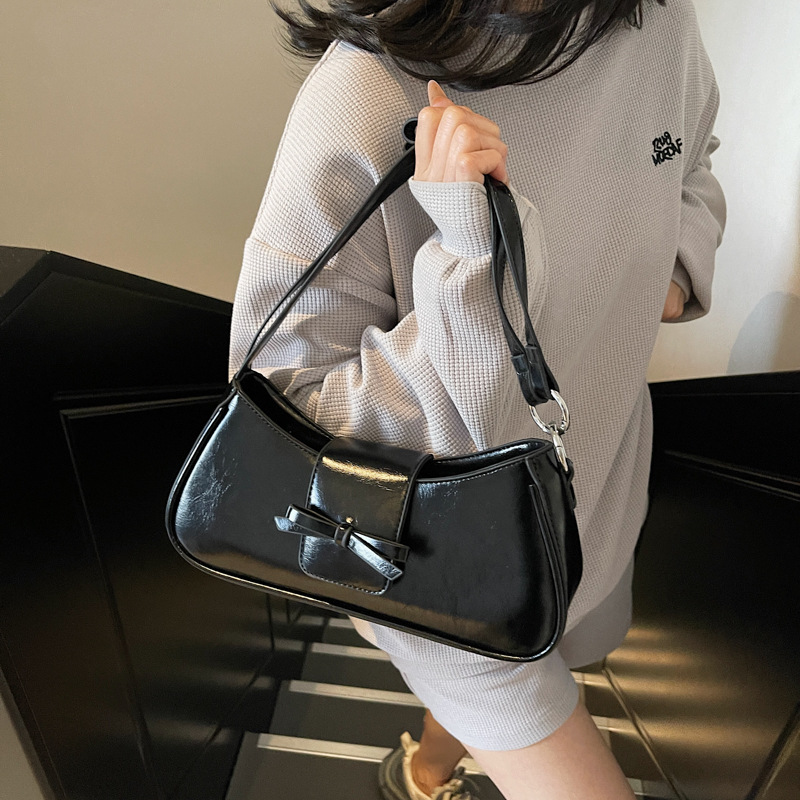 A fashionable Korean-style high-end quality bow underarm bag for women, a new Spring/Summer 2025 versatile Instagram single-shoulder crossbody bag details Picture