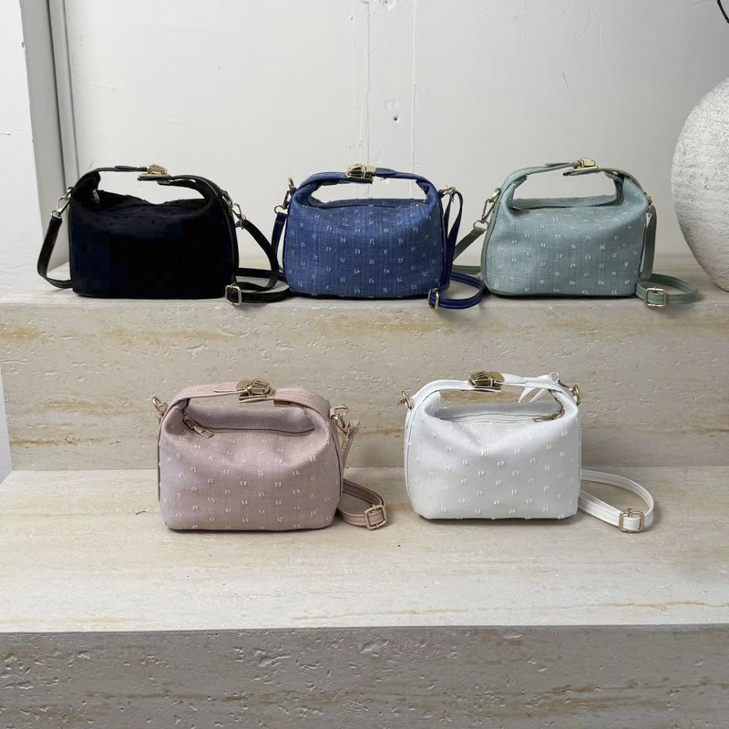2025 Personalized single-shoulder crossbody bag, ins fashionable, simple and stylish bag, women's simple and high-quality commuting bag Application Scenario