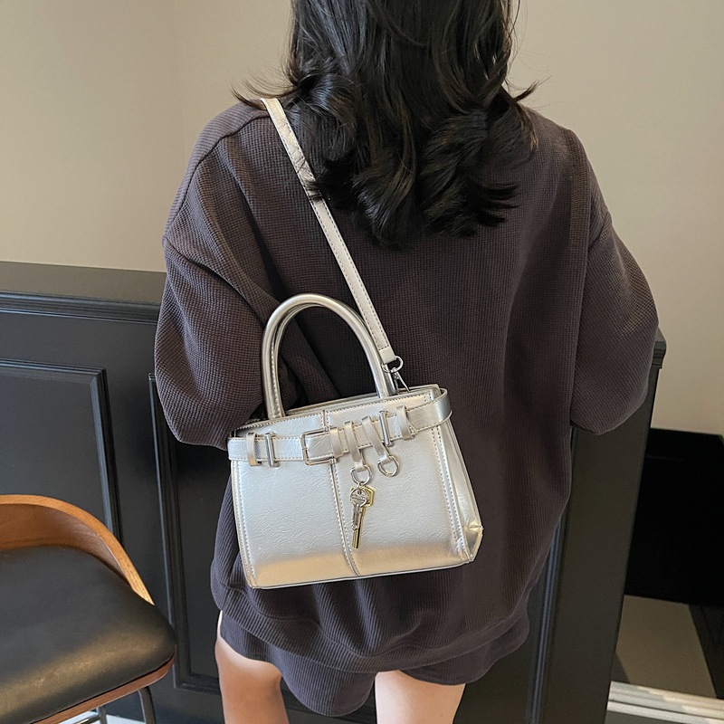Korean version niche design belt fashionable single-shoulder bag for women 2025 new style stylish, trendy, retro and simple crossbody bag for women details Picture