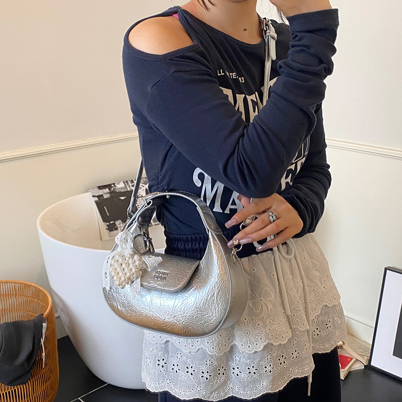 A fashionable, retro, individualistic and simple crescent-shaped bag for women, a new summer 2025 lightweight and niche hand-held commuting single-shoulder crossbody bag Application Scenario