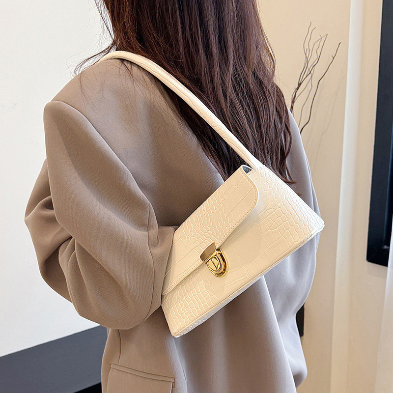 In the autumn of 2024, the crocodile-patterned baguette bag is a fashionable and high-quality hand-held women's bag and a single-shoulder armpit bag for commuting Specification drawing