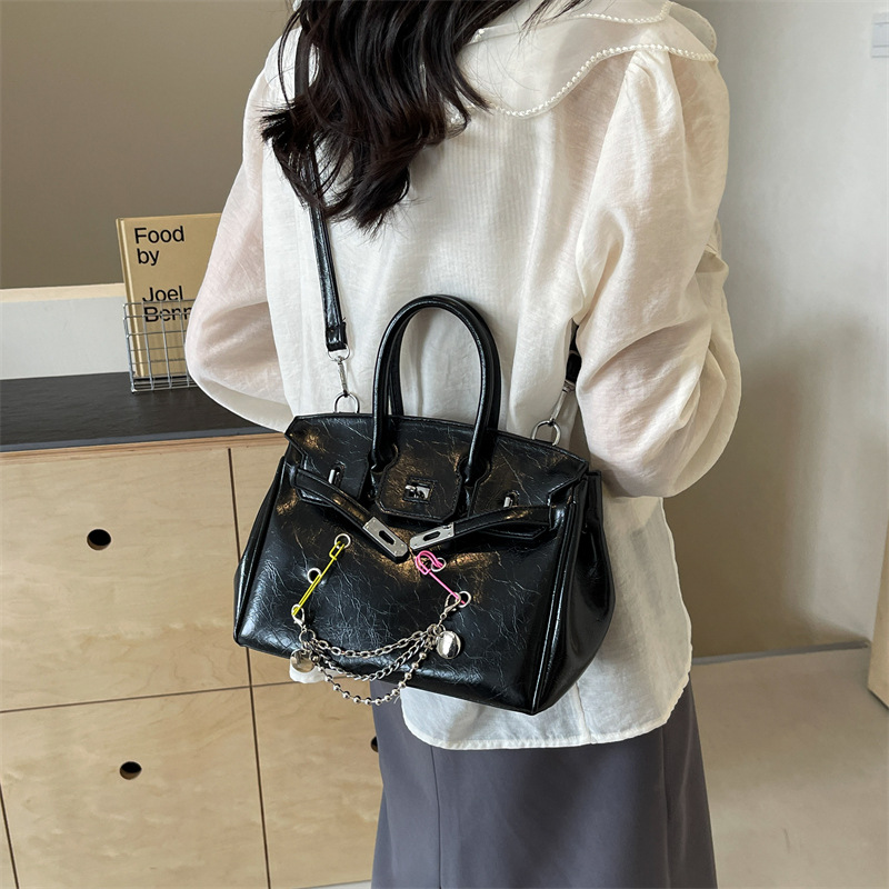 High-end, stylish, large-capacity bag 2024 new style, popular and versatile crossbody bag, fashionable ladies' hand-held platinum bag Application Scenario