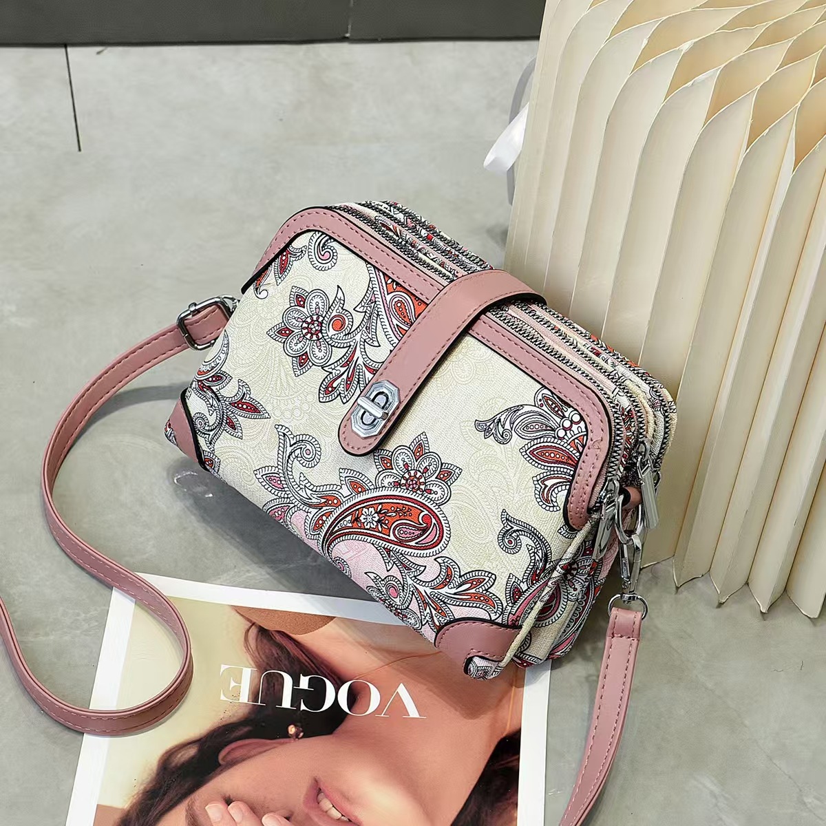 The 2025 new trendy print Instagram super popular single-shoulder crossbody bag, versatile mini bag, phone bag and women's bag full figure