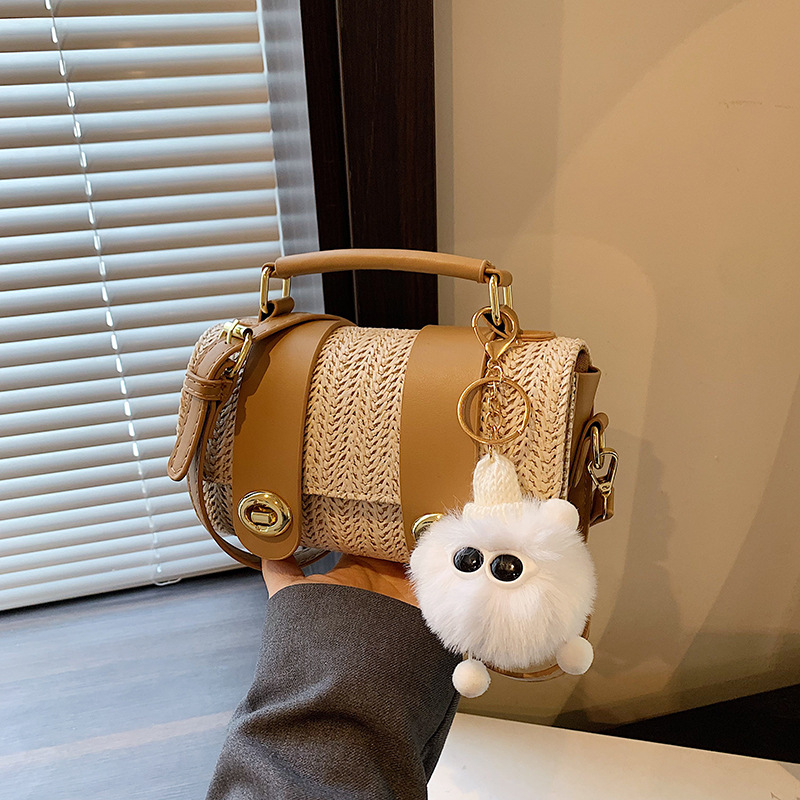 A new style of women's 2025 straw-woven hand-held small bag, a fashionable commuting single-shoulder bag, a beach vacation beach woven crossbody bag details Picture