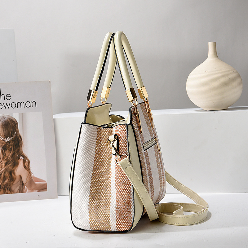 The new spring collection from the manufacturer is a versatile striped crossbody bag for women in foreign trade. It is a popular large handbag for women in 2024 Application Scenario