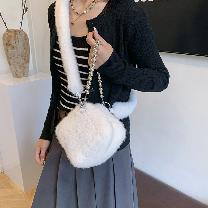 This 2024 new style of plush bag for women is fashionable, high-end and stylish. It features a unique Korean design and a simple crossbody bag Application Scenario