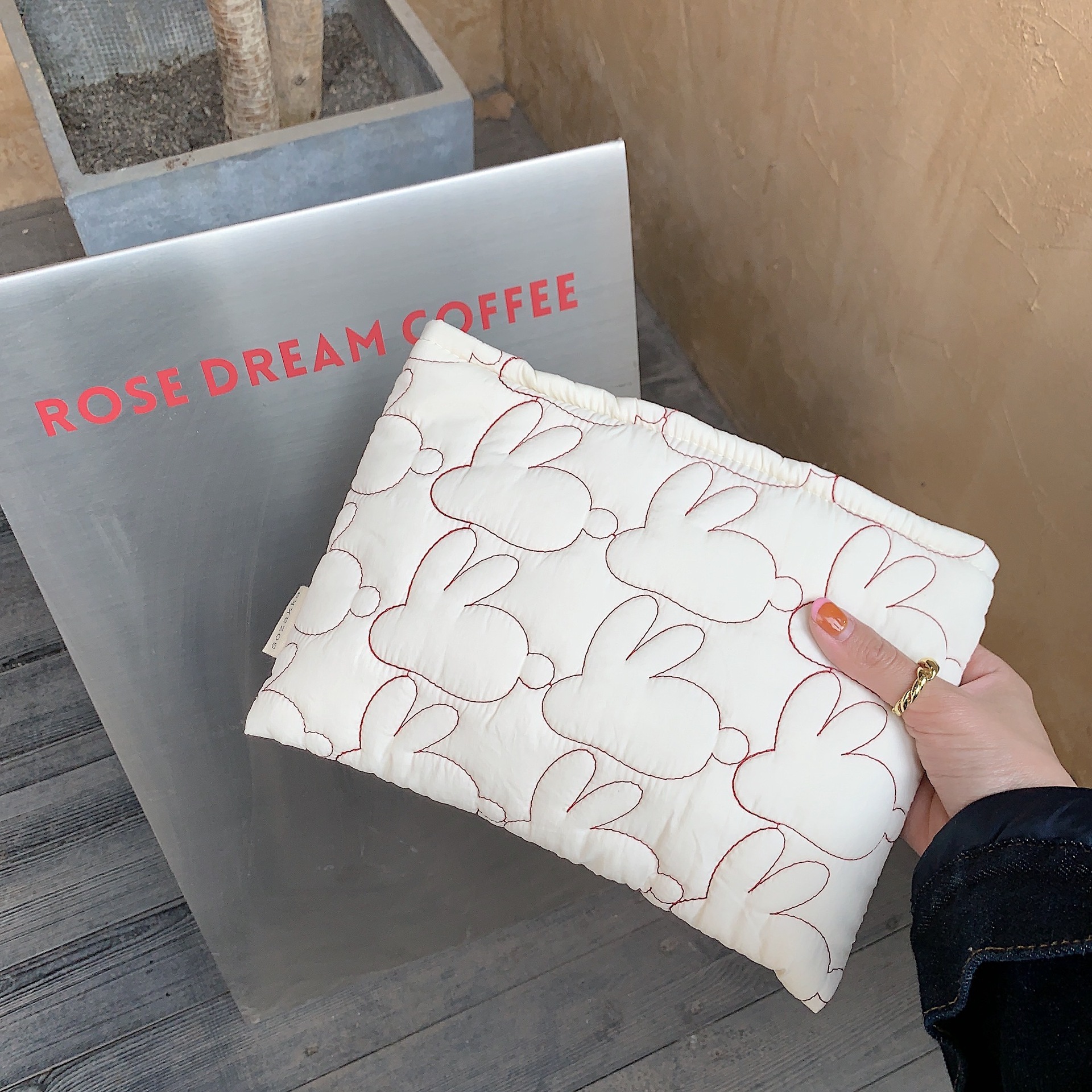 32113 Cute clutch, lightweight quilted rabbit zipper makeup bag, girl's storage lipstick bag details Picture