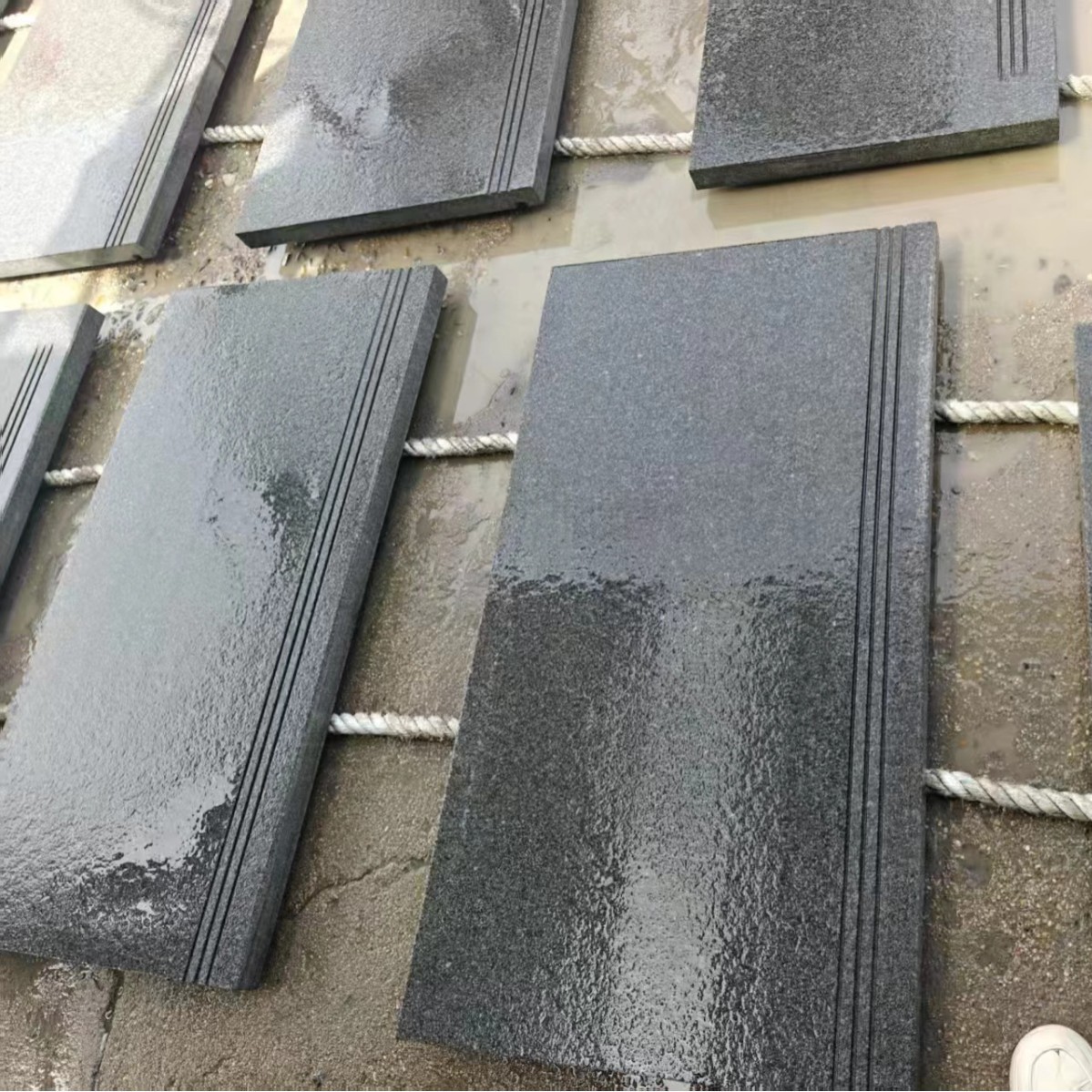 Binzhou green-faced floor paving stones, black marble, granite flamed slabs, square ground paving stones, stone materials for home decoration details Picture