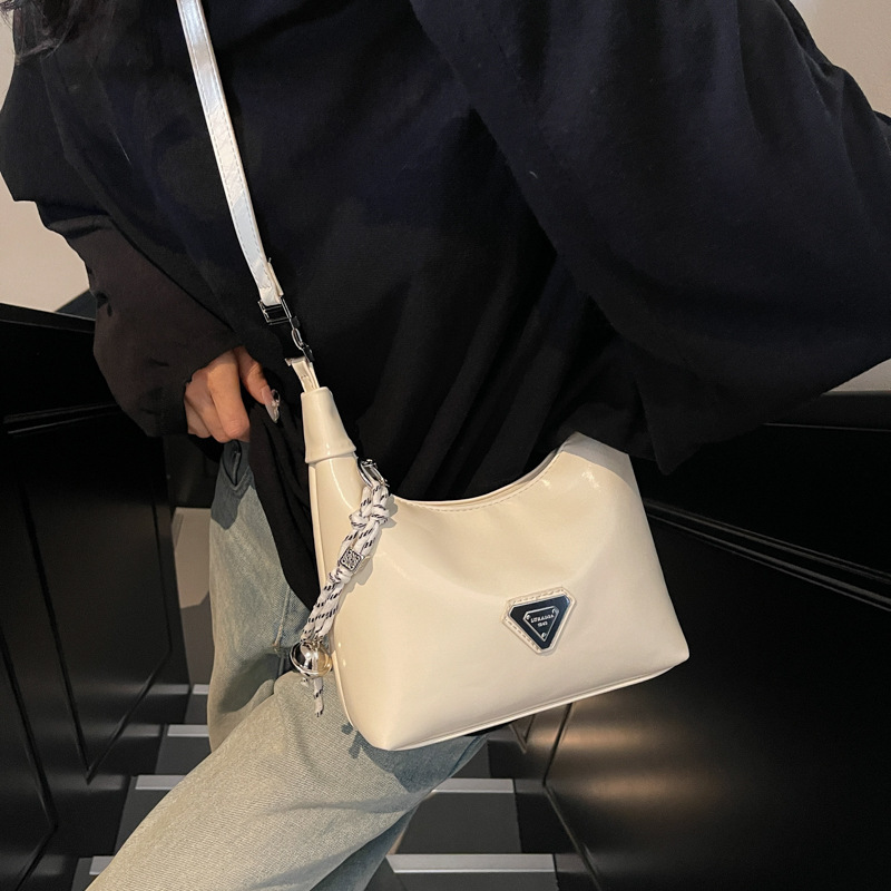 Korean-style stylish and versatile handbag, a new model for women in 2025, with a sense of fashion and sophistication, simple and niche single-shoulder bag and crossbody bag full figure