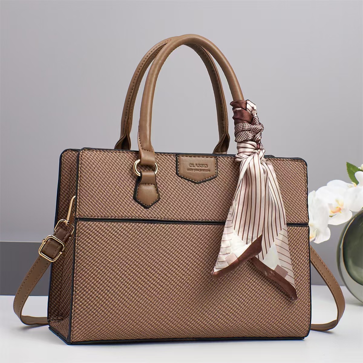 The 2025 summer collection of stylish crossbody handbags from our manufacturer offers a new large-capacity bag for direct mail for international trade, which is trendy and simple for ladies details Picture
