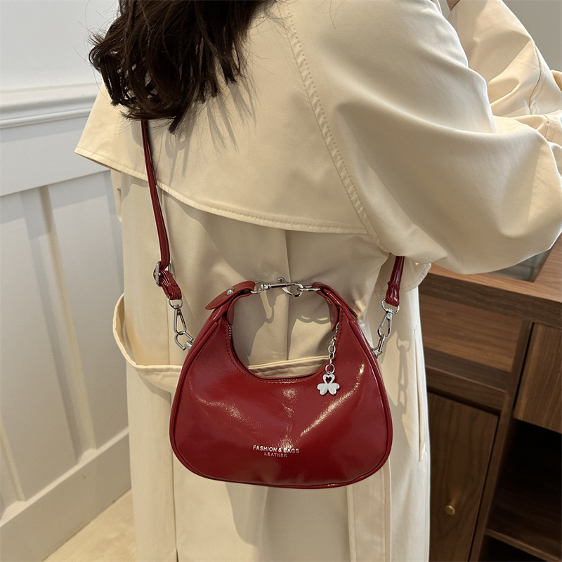 French niche design hand-held crescent bag 2024 new style trendy retro commuter fashion simple single-shoulder armpit bag Specification drawing