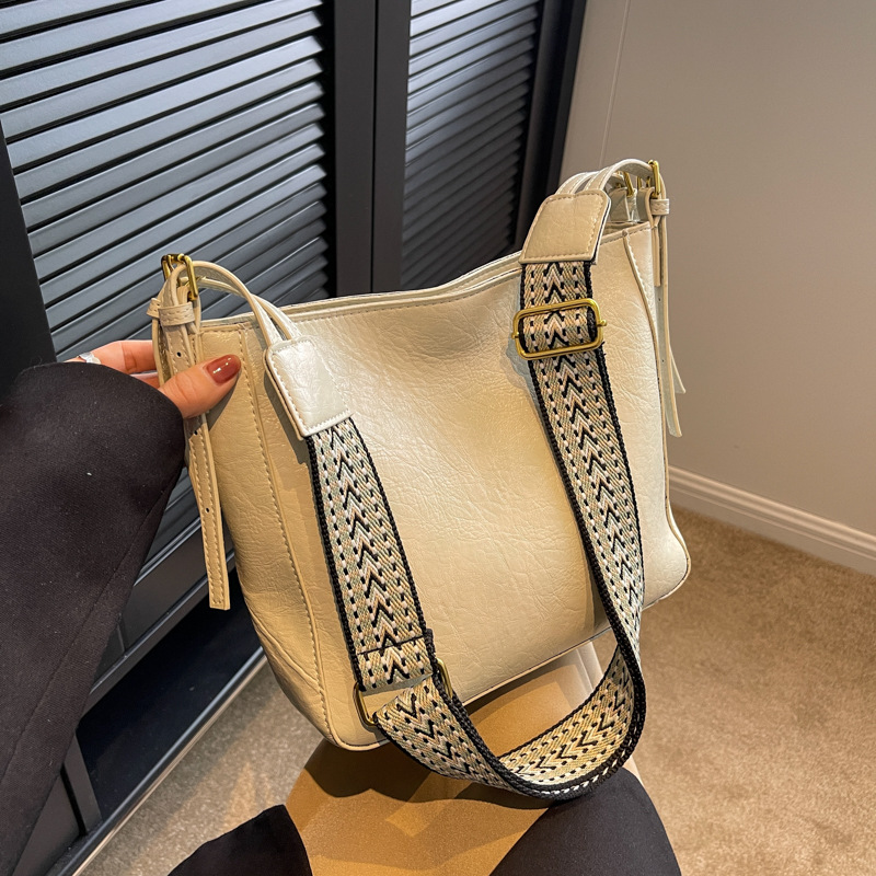 High-end retro and fashionable bucket bag for women, 2024 new style, versatile, large capacity, niche single-shoulder crossbody bag, tote bag details Picture