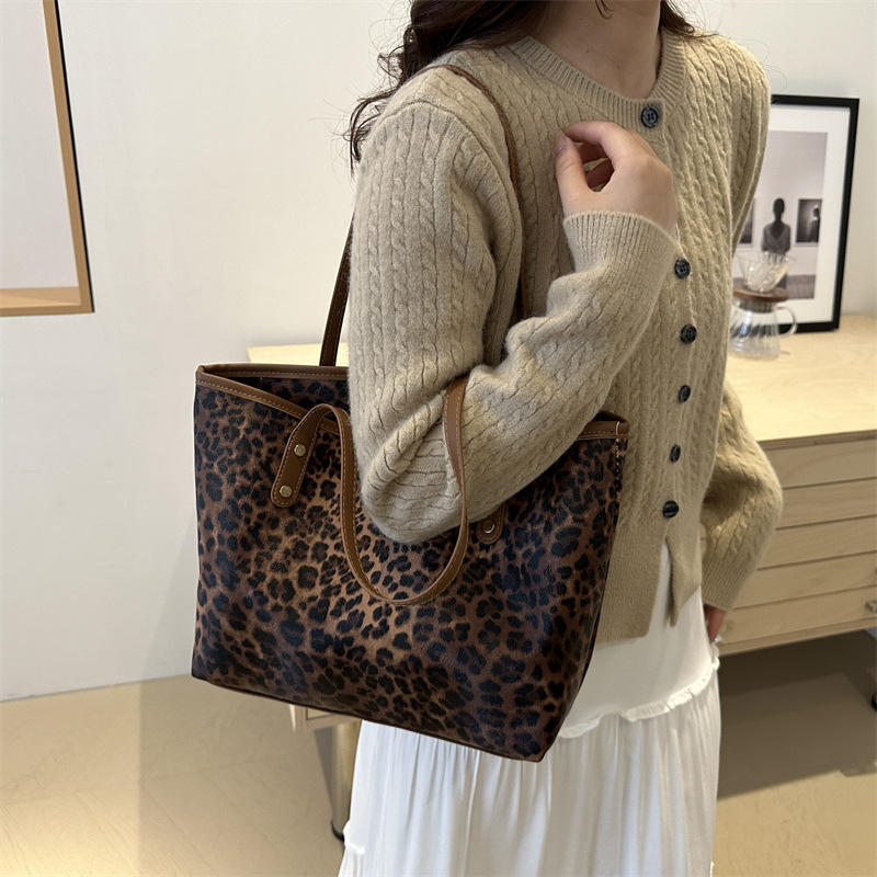 Personalized leopard print casual ins large-capacity, stylish 2024 autumn tote hand-held shoulder women's large bag details Picture