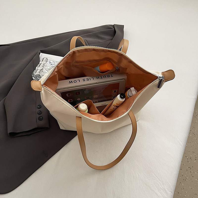 A new Korean-style casual nylon fabric single-shoulder underarm bag for women, a trendy and fashionable large-capacity commuter tote bag Application Scenario