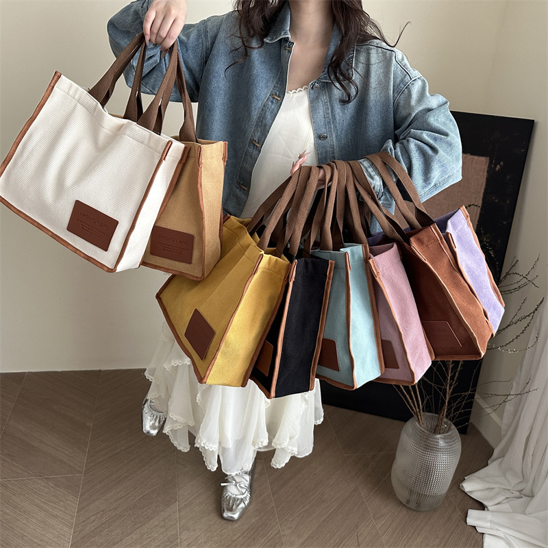 2025 New Korean-style fashionable large-capacity shopping bag tote bag, simple canvas women's bag, casual single-shoulder crossbody bag Application Scenario