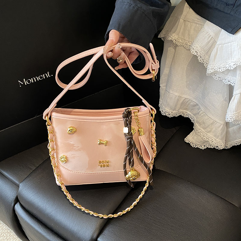 High-end and fashionable small square bag for women 2025, new niche design, simple and casual single-shoulder bag, trendy and versatile women's bag full figure