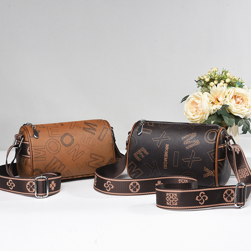 Manufacturer's 2023 new summer stylish and trendy brand crossbody bag, cylindrical underarm single-shoulder crossbody bag, one-piece consignment full figure