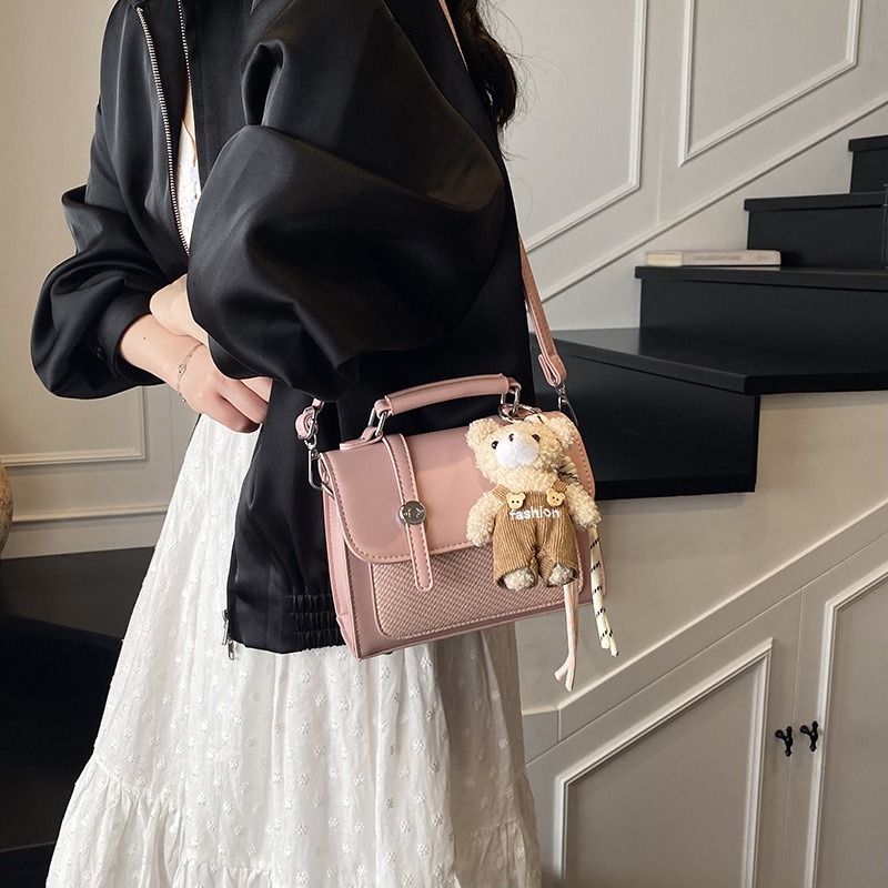A high-end, simple and casual handbag for women in the summer of 2025, featuring a stylish and fashionable patchwork style. It is a single-shoulder crossbody bag for commuting to work details Picture