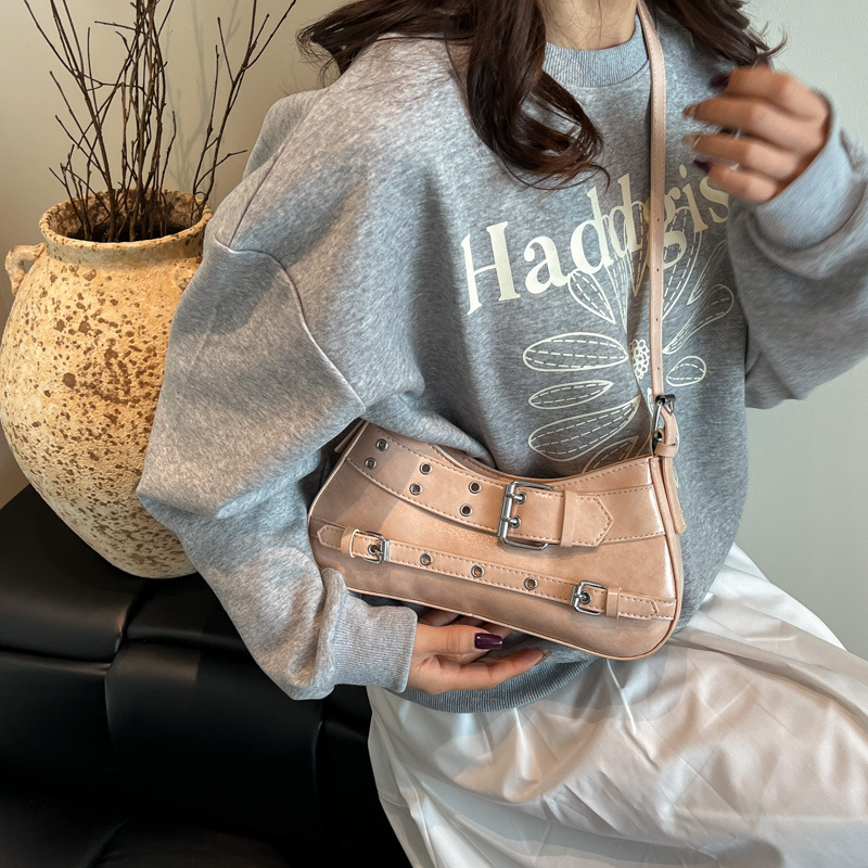 Cross-border niche retro hot girl style rivet single-shoulder underarm bag for women 2025 new casual and versatile commuter crossbody bag details Picture