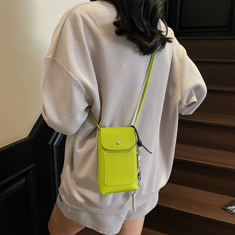 The 2025 new vertical fashion bag with lychee pattern and soft leather texture is a versatile and portable phone bag for walking Application Scenario