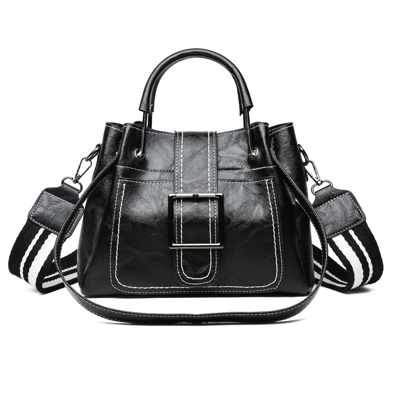 The manufacturer's best-selling 2021 new fashionable oil-leather pliers bag, iron handle thick wire bag, versatile European and American women's bag for export wholesale Application Scenario