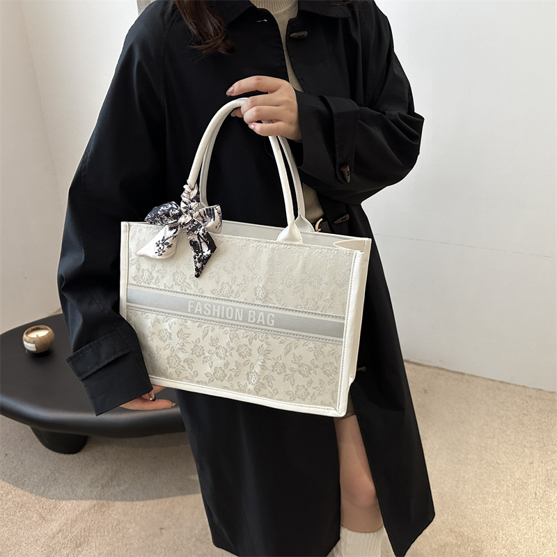 Cross-border fashion commuting large-capacity bag for women, 2024 new stylish single-shoulder underarm bag, versatile hand-held tote bag details Picture
