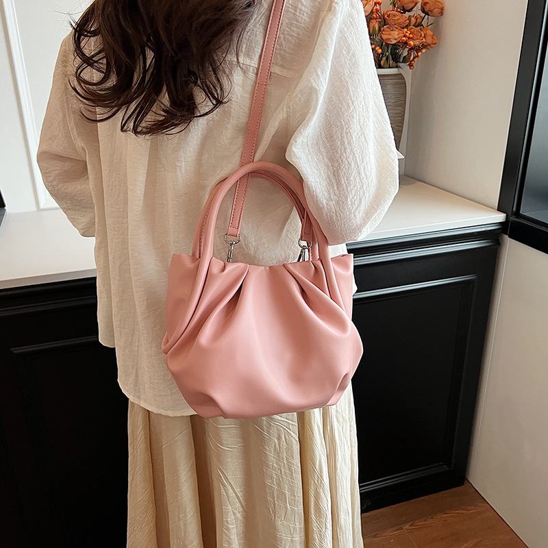 Korean style Instagram simple and versatile pleated bag, fashionable single-shoulder handbag, women's 2024 new casual bucket bag Application Scenario