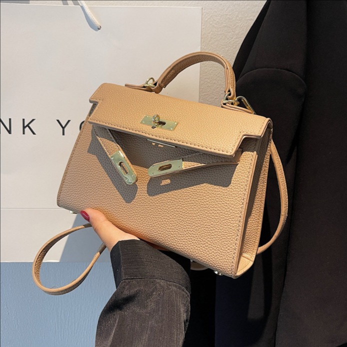 A cross-border internet-famous, fashionable and simple platinum bag for women, a new cross-border lock-button hand-held, high-quality single-shoulder crossbody bag full figure