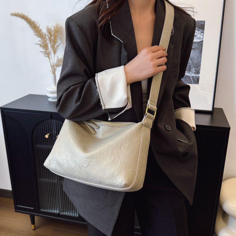 Cross-border popular Korean-style commuter pillow bag for women 2025 new versatile large-capacity solid color simple single-shoulder crossbody bag Application Scenario
