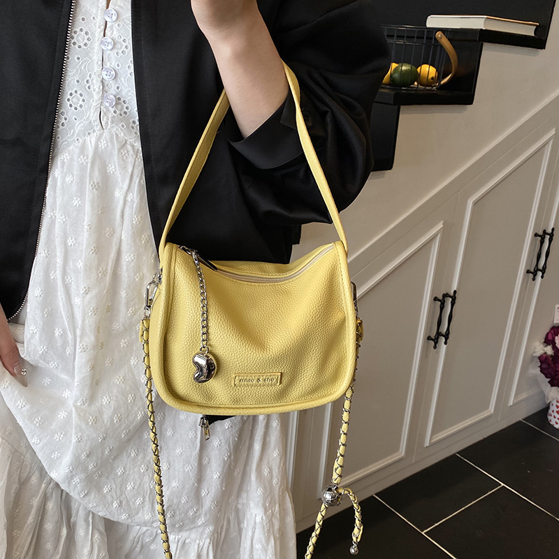 The 2025 new lychee pattern chain versatile underarm bag is a fashionable and niche design for women. It features a soft leather feel and is a single-shoulder crossbody bag details Picture