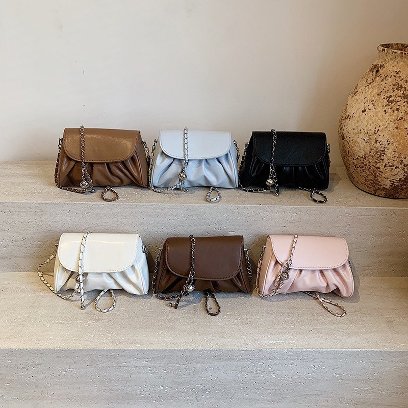 This year, the new fashion single-shoulder crossbody bag for women in 2025 is a versatile chain pleated crossbody small square bag Application Scenario