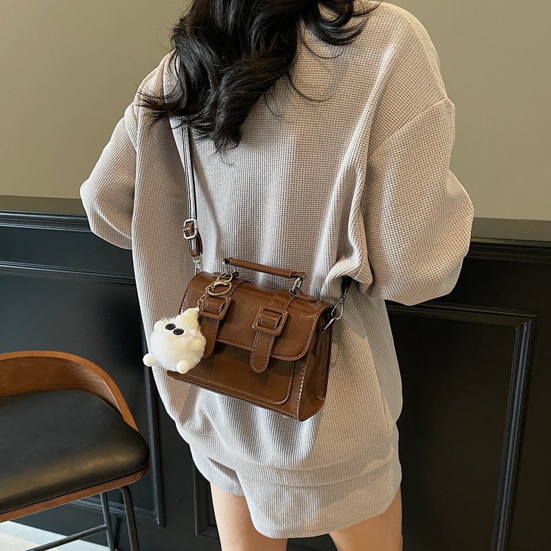 A high-end and stylish small handbag for women in 2025, a trendy and fashionable hand-held small square bag with a striking color contrast and a single-shoulder crossbody details Picture