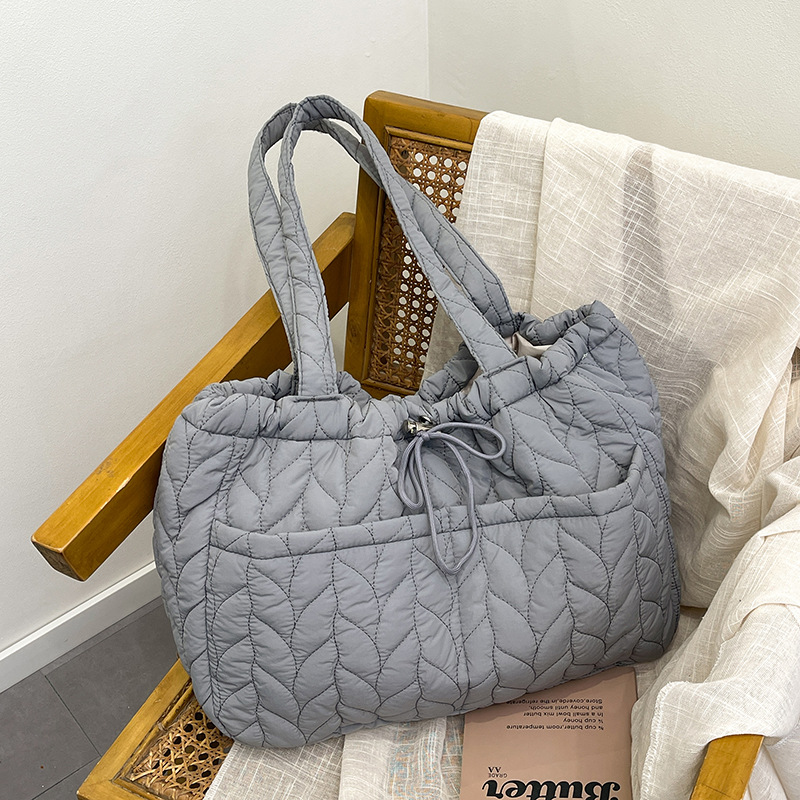 2025 New trendy Korean-style versatile single-shoulder bag, women's large-capacity casual commuting tote bag, quilted embroidered cotton jacket bag details Picture