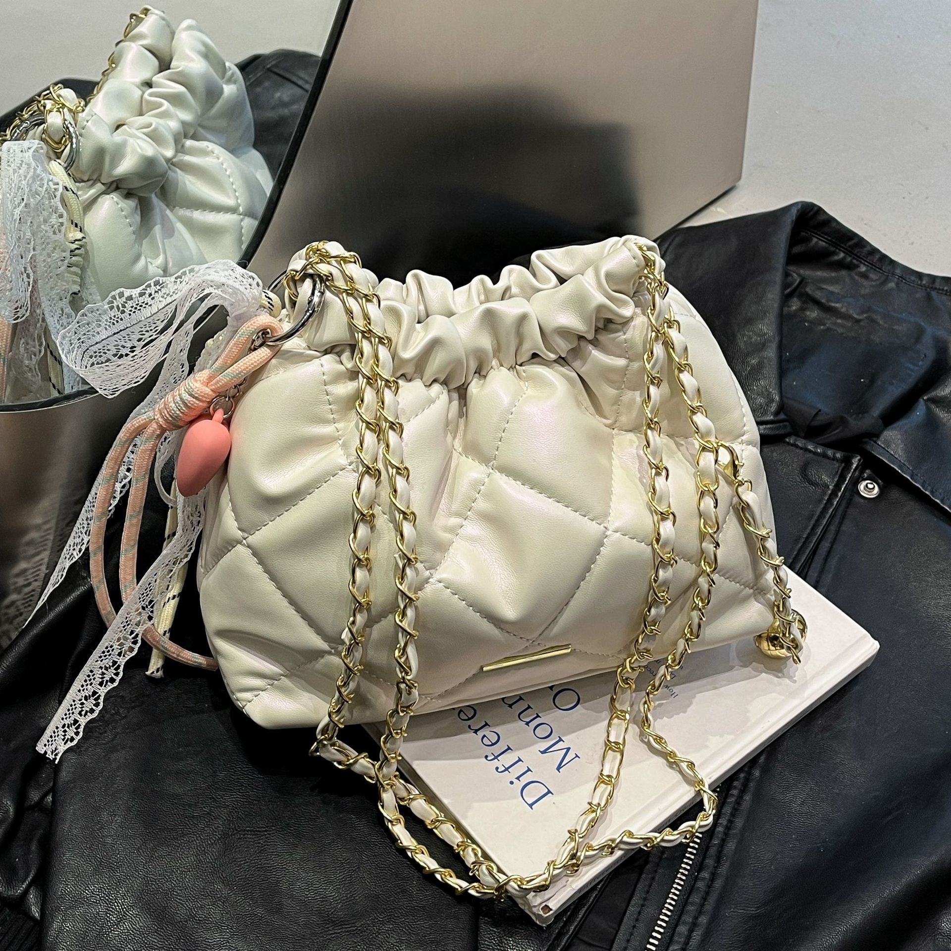 Xiaoxiangfeng diamond-shaped chain women's bag 2025 New style, high-end, trendy, fashionable and simple garbage bag, single-shoulder bucket bag full figure