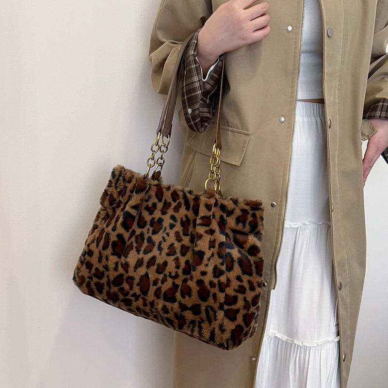A plush, simple and textured chain bag for women, a new 2024 model in leopard print, single-shoulder crossbody, large capacity and stylish women's bag details Picture