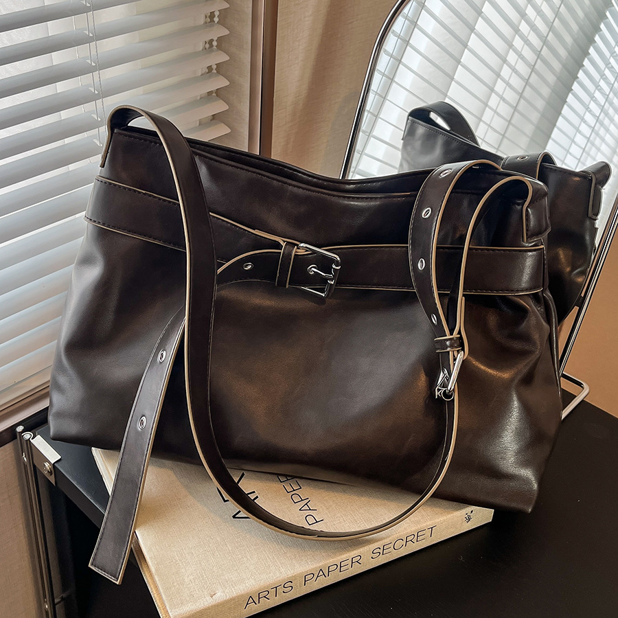 A high-end retro soft leather motorcycle bag for women, a new 2024 trendy vintage rustic style single-shoulder large-capacity crossbody bag full figure