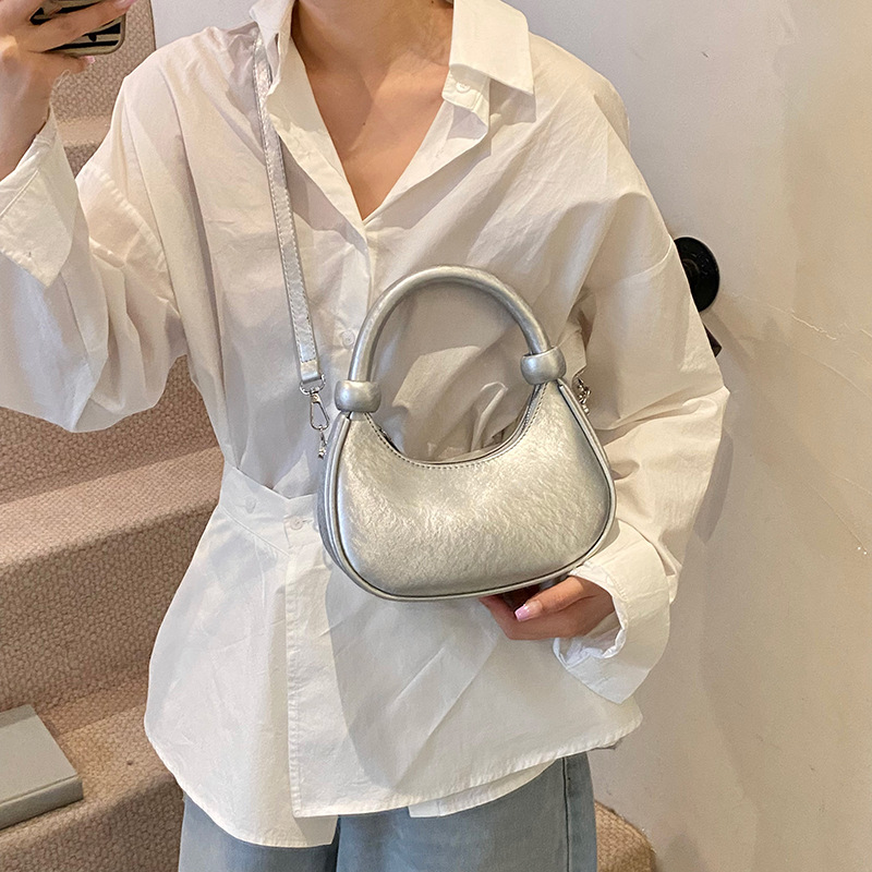 A new, trendy, stylish and individualistic single-shoulder crossbody bag for women in 2025, featuring a unique French and niche style Application Scenario